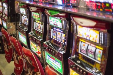 Multi-player Capsa Susun table interface on apiraja88 showing live hand rankings